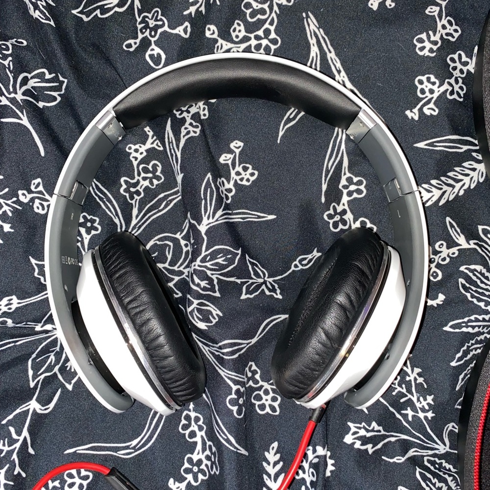 Studio Beats - Picture 2 of 4